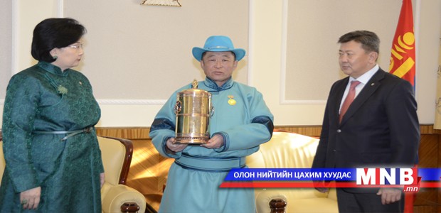 “Улсын тэргүүний тариаланч”-ийн цол тэмдгийг нь гардуулан өглөө