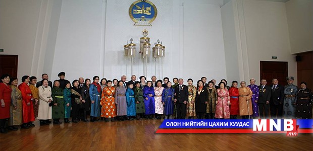 Гишүүдийн эцэг, эхчүүдийг Төрийн ордонтой танилцууллаа