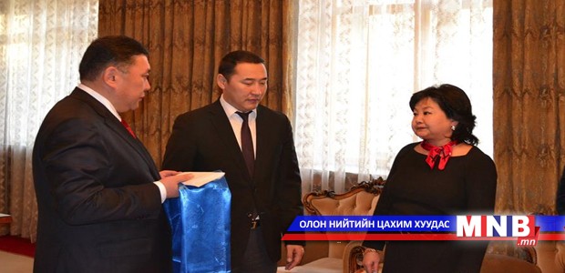 Маршал Х.Чойбалсангийн зээ охинд хүндэтгэл үзүүлэв