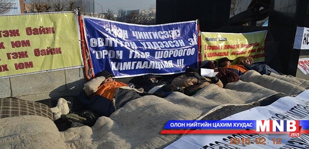 Өлсгөлөн зарласан иргэдтэй бие даагчид уулзав
