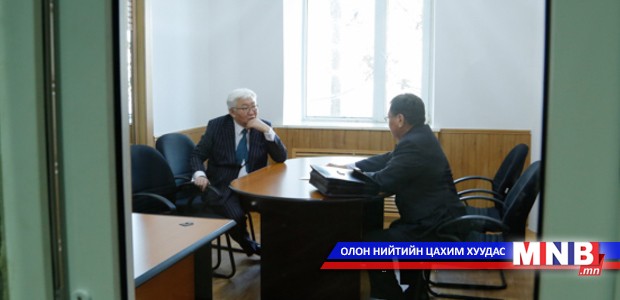 Шилэн хаалгатай, камержуулсан тусгай өрөөнд иргэдийг хүлээн авч байна
