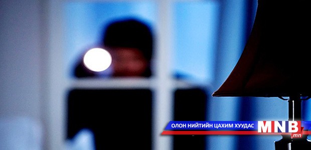 “Ах нь цонхны хэмжээ авъя” гэж ороод хулгай хийжээ
