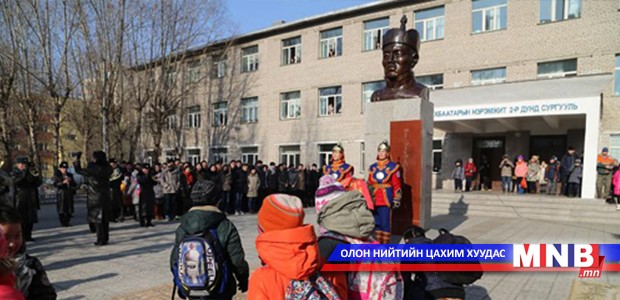 Д.Сүхбаатарын хөшөөнд цэцэг өргөлөө