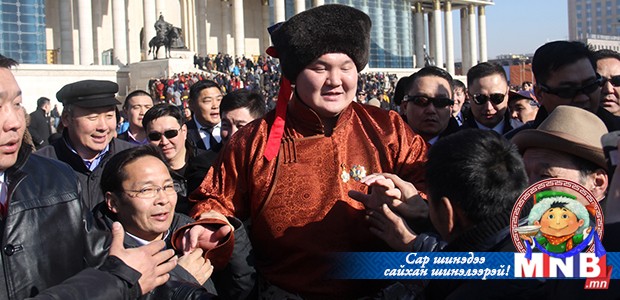 Хакухо элгэн садан монголчуудтайгаа төв талбайд мэндчиллээ