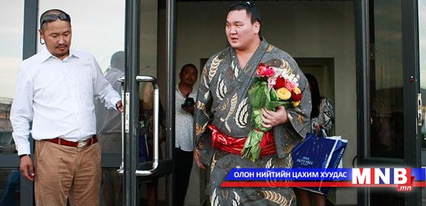 Хакухо: Би аавтай адил Монгол Улсын Хөдөлмөрийн баатар болох нь