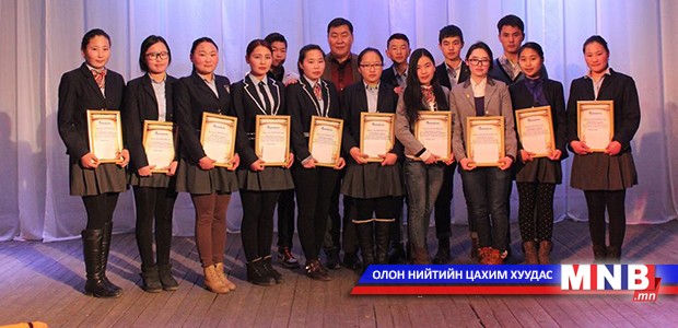 Д.Батцогт гишүүн Ховд аймгийн шилдэг сурагчдыг урамшуулав