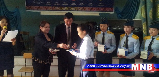 Толгойтын хүүхдүүд өөрсдийн бичсэн шүлгийн номоо гардан авлаа
