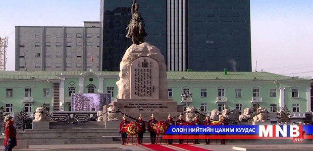 Д.Сүхбаатар, Ж.Лхагвасүрэн нарын хөшөөнд цэцэг өргөлөө