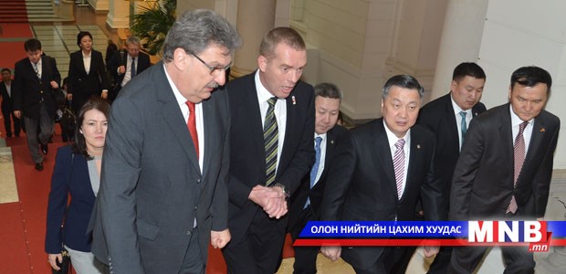Берлин хотын Алтан дэвтэрт гарын үсэг зурав