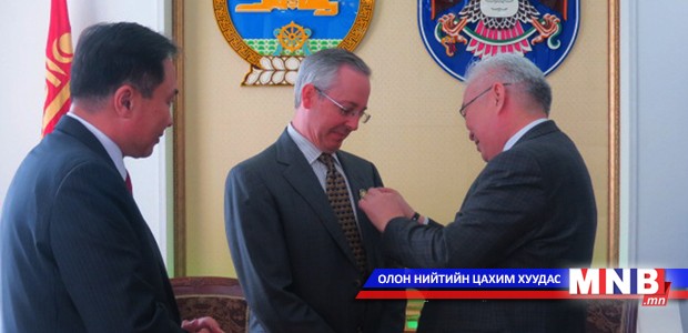 Зөвлөх Скотт Макдональдс нийслэлийн тэргүүний ажилтан цол тэмдгээр шагнууллаа