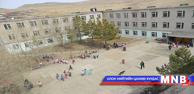 Зургаан настай хүүхдээ сургуульд сургахын тулд ганцаараа малаа маллаж байна