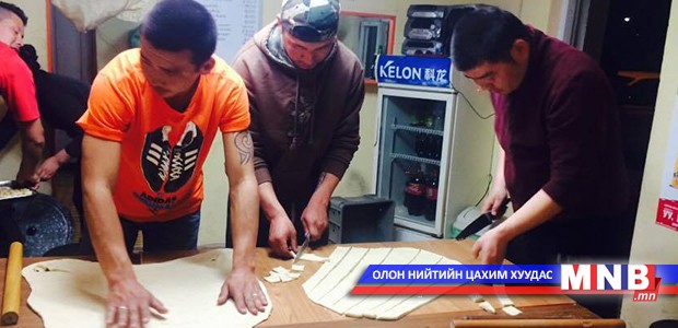 Хан-Уулын залуучууд түймэр унтрааж буй иргэдэд зориулж “Боорцог” аян өрнүүлж эхэллээ