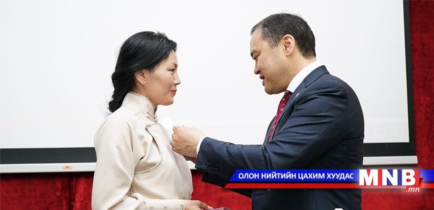 Жүжигчин Р.Анхнямд төрийн дээд "Алтан гадас" одон хүртээлээ