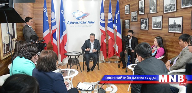 АН-ын дарга, УИХ-ын дарга З.Энхболд сэтгүүлчидтэй зангиагүй уулзалт хийв