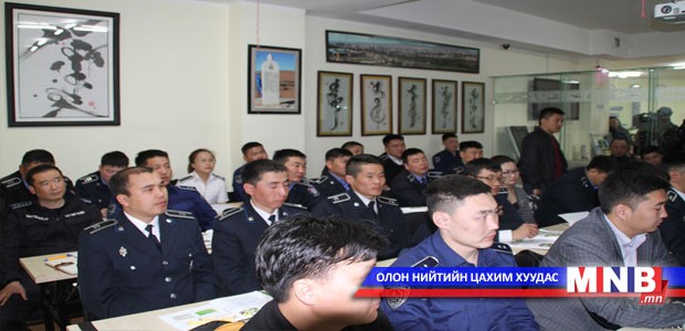 Хотын цагдаа нар англи хэлний сургалтад хамрагдаж байна