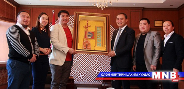 “Хөсөгтөн” хамтлагийнханд Л.Гантөмөр сайд хүндэтгэл үзүүллээ