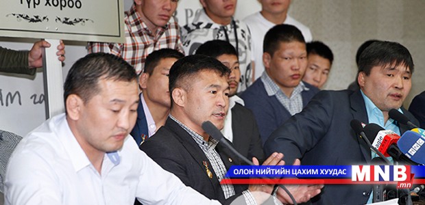 Чөлөөт бөхийн "Түр хороо"-ноос МҮОХ-д өргөх бичиг барилаа