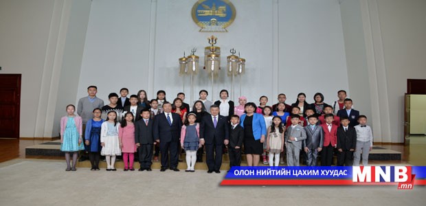 Тэргүүний сурагчид Төрийн ордонтой танилцав