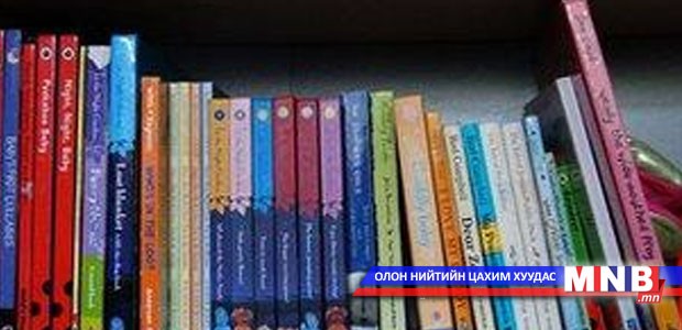 Зохиолчид өөрийн биеэр номоо худалдаалж байна