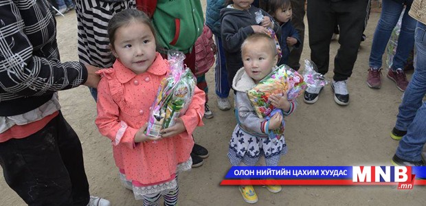 Улаанчулуутын хүүхдүүдэд бэлэг тараалаа