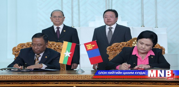 Баримт бичгүүдэд гарын үсэг зурав
