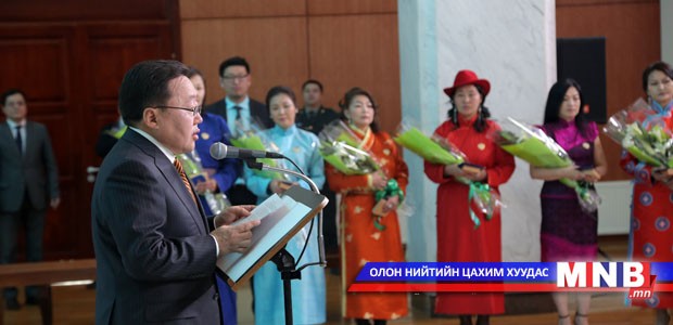 Монгол Улсын Ерөнхийлөгч Ц.Элбэгдорж 21 эхэд өнөөдөр "Алдарт эх"-ийн одон гардууллаа