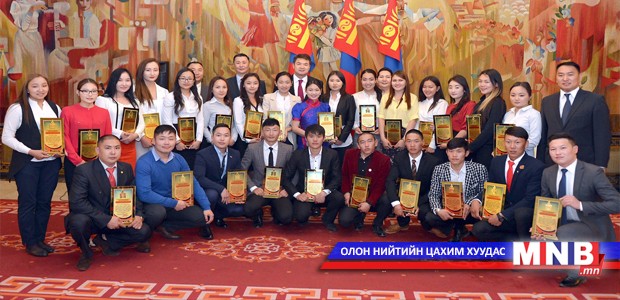 Ерөнхий сайд оюутнуудад тэтгэлэг гардууллаа