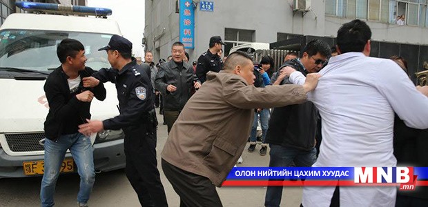 Хятад эмч нар хүчирхийлэлд өртөж байна гэв