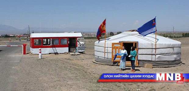 Увсынхан ойн баяр наадмын зочдоо хадаг, сүүтэй угтаж байна