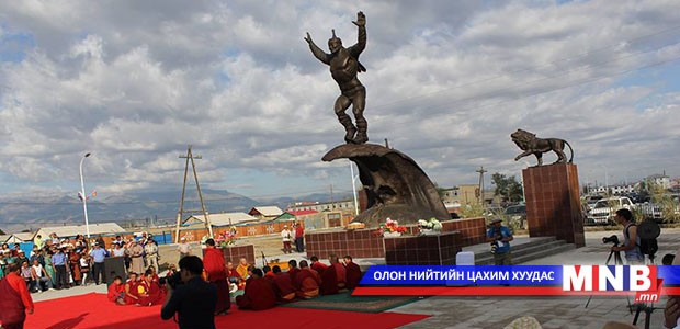 Дархан аварга Х.Баянмөнхийн хөшөө төрөлх нутагт нь сүндэрлэлээ