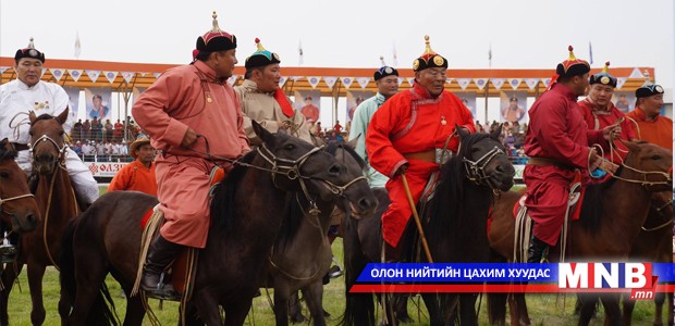 Улсын цолтой 47 бөхөд эмээл, хазаартай морь бэлэглэв