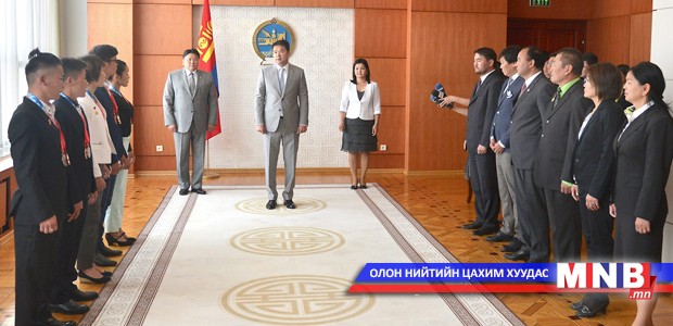 Дэлхийн оюутны спортын наадамд амжилттай оролцсон тамирчдад Засгийн газрын мөнгөн шагнал олгох батламж гардууллаа