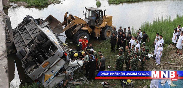 Жуулчдын автобус гүүрнээс унаж, 10 аялагч нас баржээ