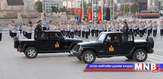 Цэргийн ёслолын жагсаалын бэлтгэлийг шөнийн цагаар хийж байна