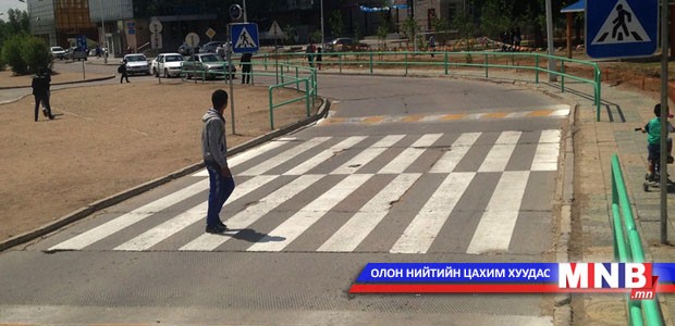 Сургууль, цэцэрлэг орчмын явган хүний гарцыг тэмдэгжүүлж байна