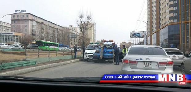 102, 103-ын машинд зам тавьж өгөөгүй жолоочийг 19200 төгрөгөөр торгоно