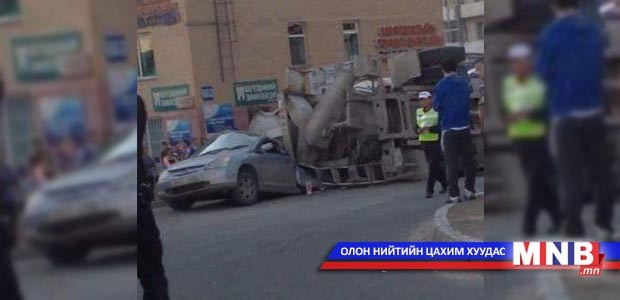 Зуурмагийн машин бага оврын хоёр машин дээр унажээ