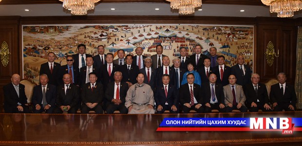 Улсын Бага Хурлын гишүүдэд тэмдэг, үнэмлэх гардууллаа