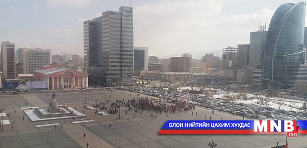 Иргэд “Халх гол”-д чөлөөт бүс байгуулахыг эсэргүүцэж, тайван жагсаал хийж байна