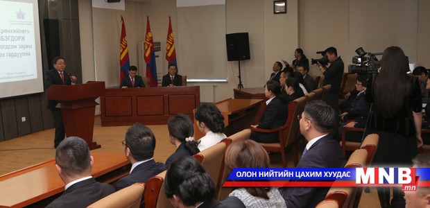 Шүүгчээр томилогдсон хүмүүст үнэмлэх гардууллаа