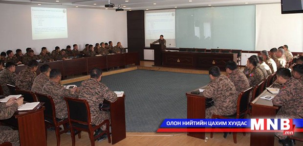 Цэргийн штабынхан номын дуу сонсож байна