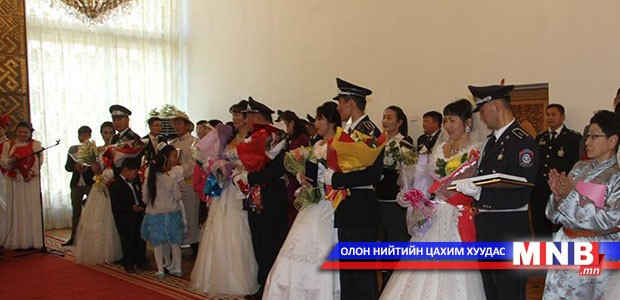 Цагдаагийн алба хаагчид гэрлэх ёслолын ордонд гэр бүлээ батлууллаа