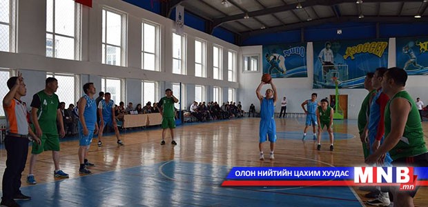 Албан хаагчид спортоор өрсөлдөж байна