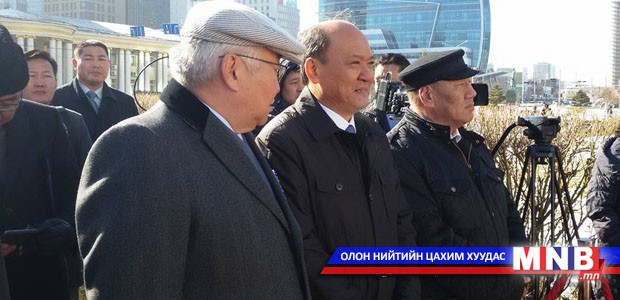 Нийслэлийн удирдлагууд "Мэлхийт хөшөө"-нд хүндэтгэл үзүүллээ