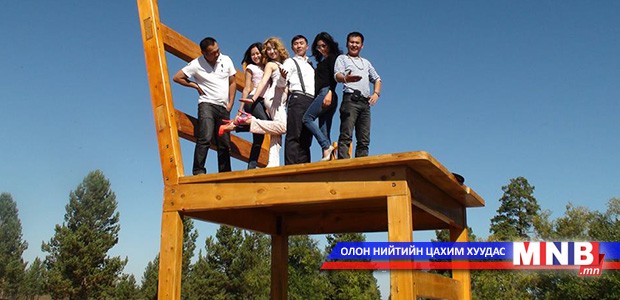 Зургаан метр өндөр сандлыг монгол залуус бүтээжээ