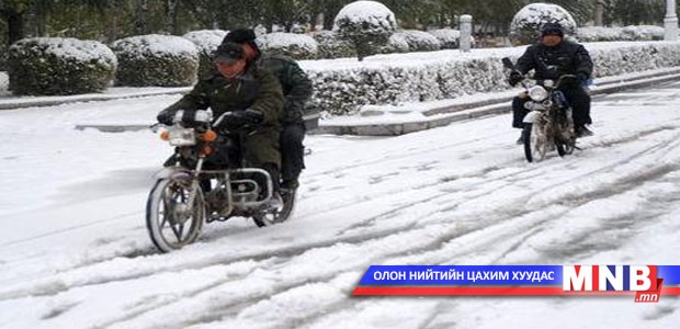Хятадад их хэмжээний цас орсны улмаас Монгол иргэд саатжээ