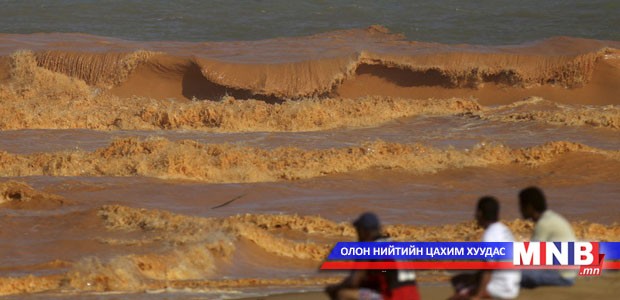 Бразилд нурсан далангийн ус далайд цутгаж эхэллээ