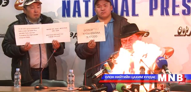 “Эрдэнэс Тавантолгой” компанийн ҮЭ-ийн дарга өөрийгөө шатаахыг завдлаа/Бичлэг/