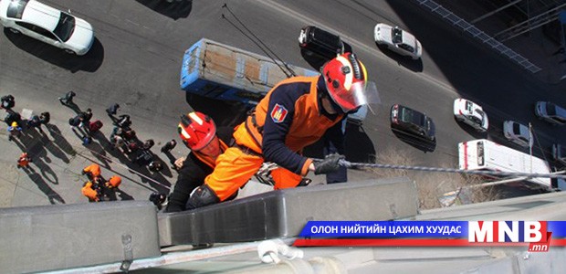 Бага насны хүүхэд цонхоороо унах гэж байсныг амжиж аварчээ