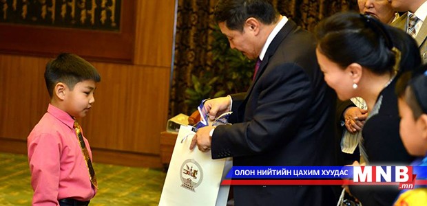 Миний ээж орой хоолой нь өвдчихсөн, их л ядарсан ирдэг